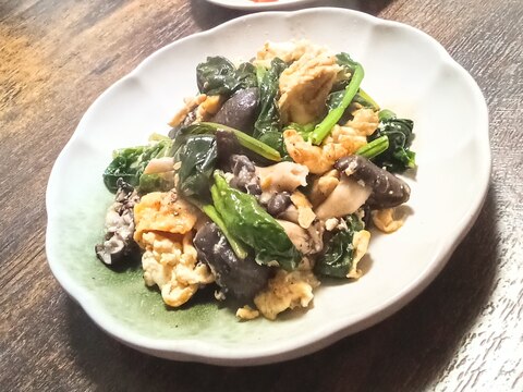 黒舞茸とほうれん草でガーリックマヨたまご炒め